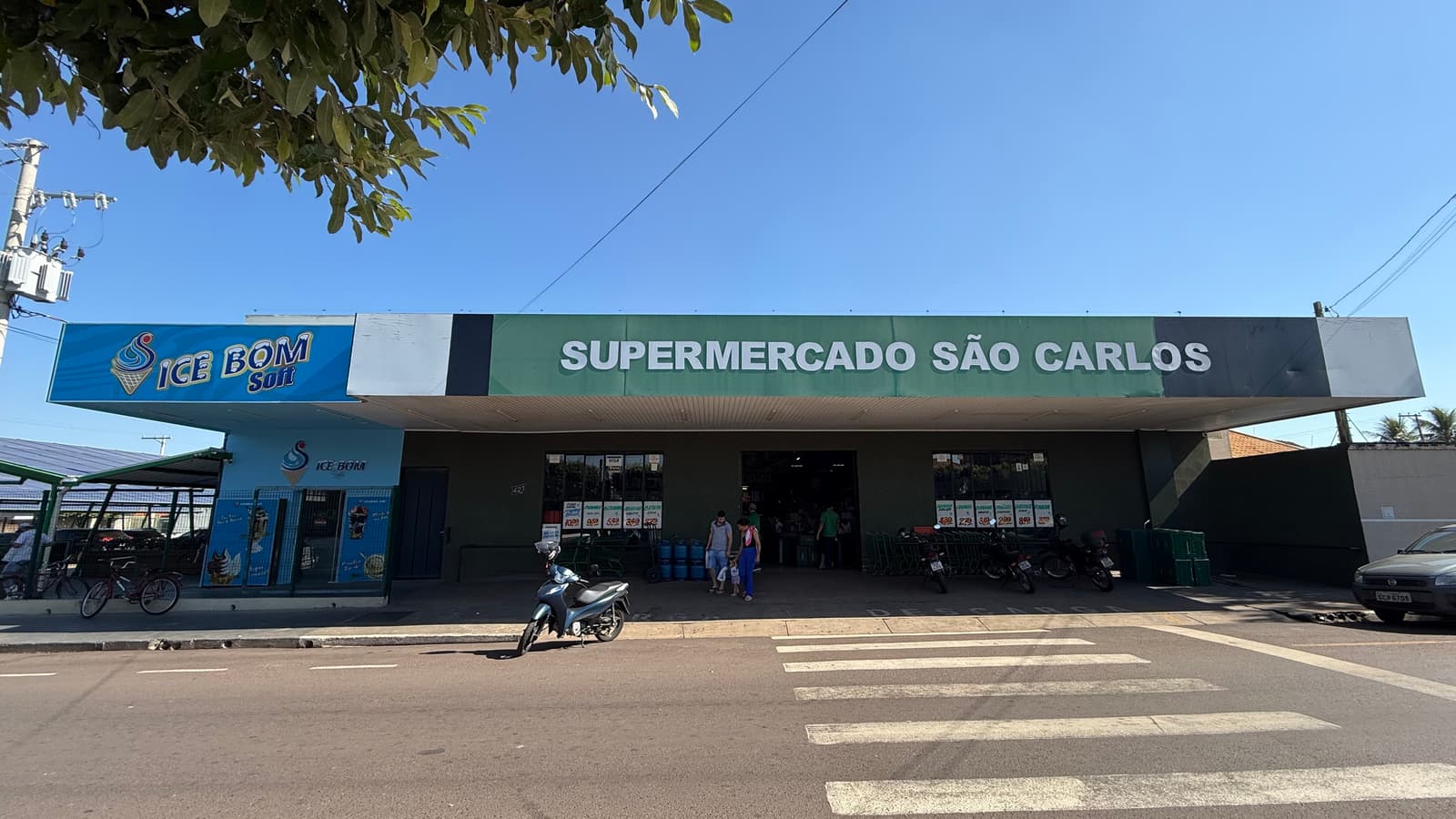 Fachada do Supermercado São Carlos na Av. Frei Marcelo Manília, em Buritama / SP